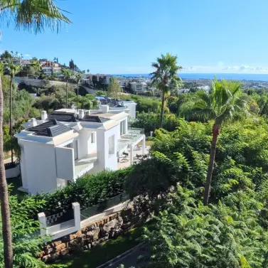 Продажа апартаментов на среднем этаже в Monte Halcones