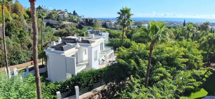 Продажа апартаментов на среднем этаже в Monte Halcones 0