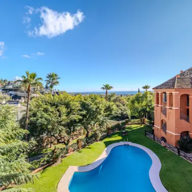 Продажа апартаментов на среднем этаже в Monte Halcones