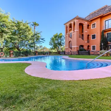 Продажа апартаментов на среднем этаже в Monte Halcones