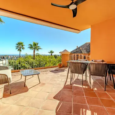 Продажа апартаментов на среднем этаже в Monte Halcones