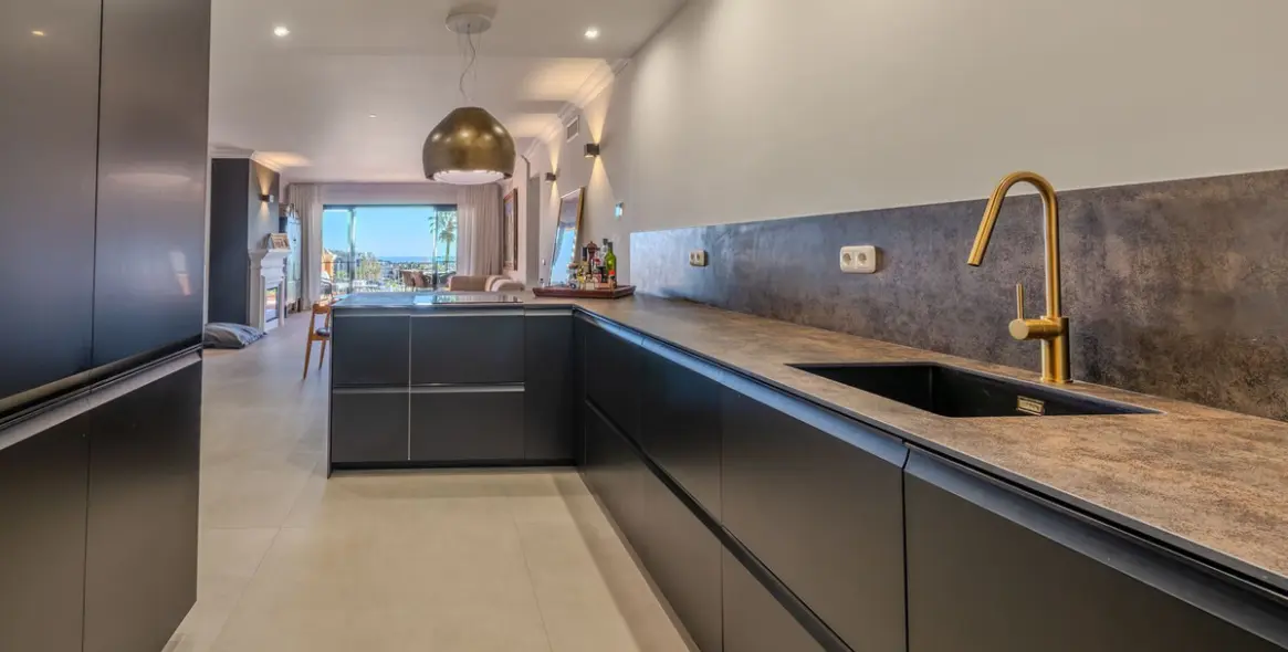 Продажа апартаментов на среднем этаже в Monte Halcones 8