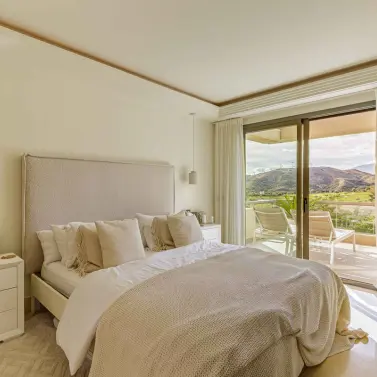 Продажа апартаментов на среднем этаже в Los Arqueros