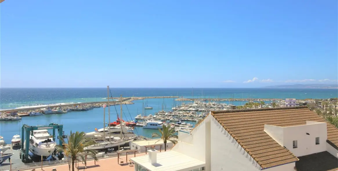 Short-term rent of middle floor apartment in Estepona 1