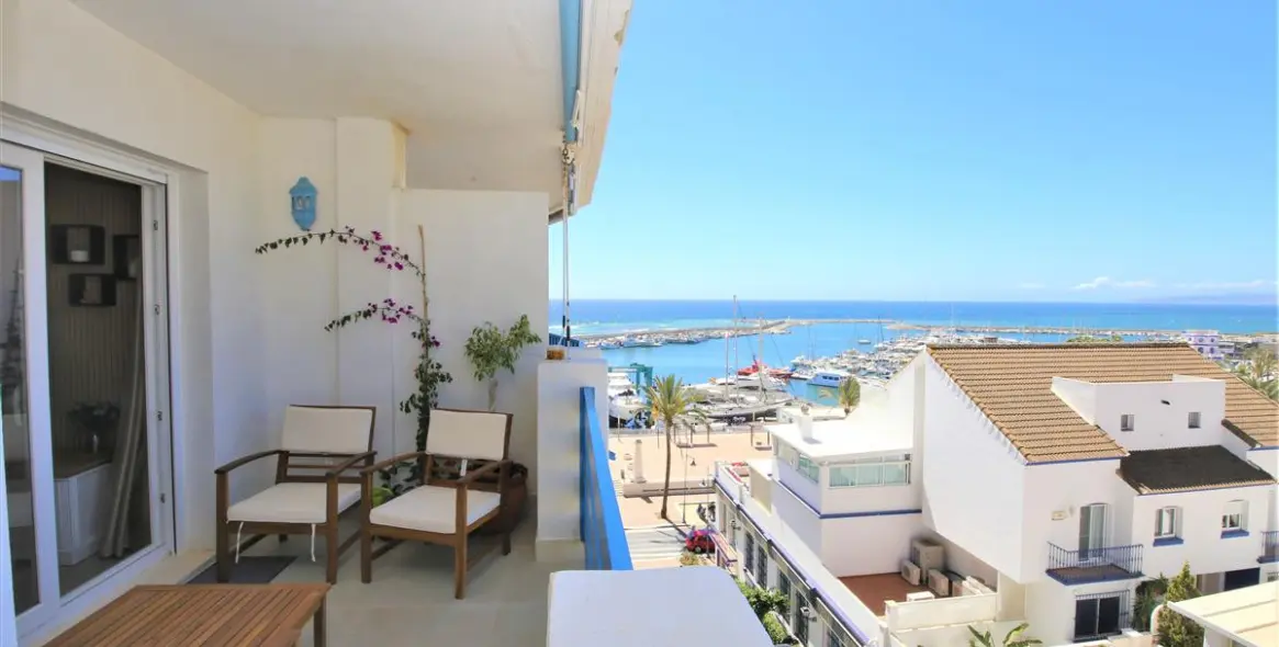 Short-term rent of middle floor apartment in Estepona 2