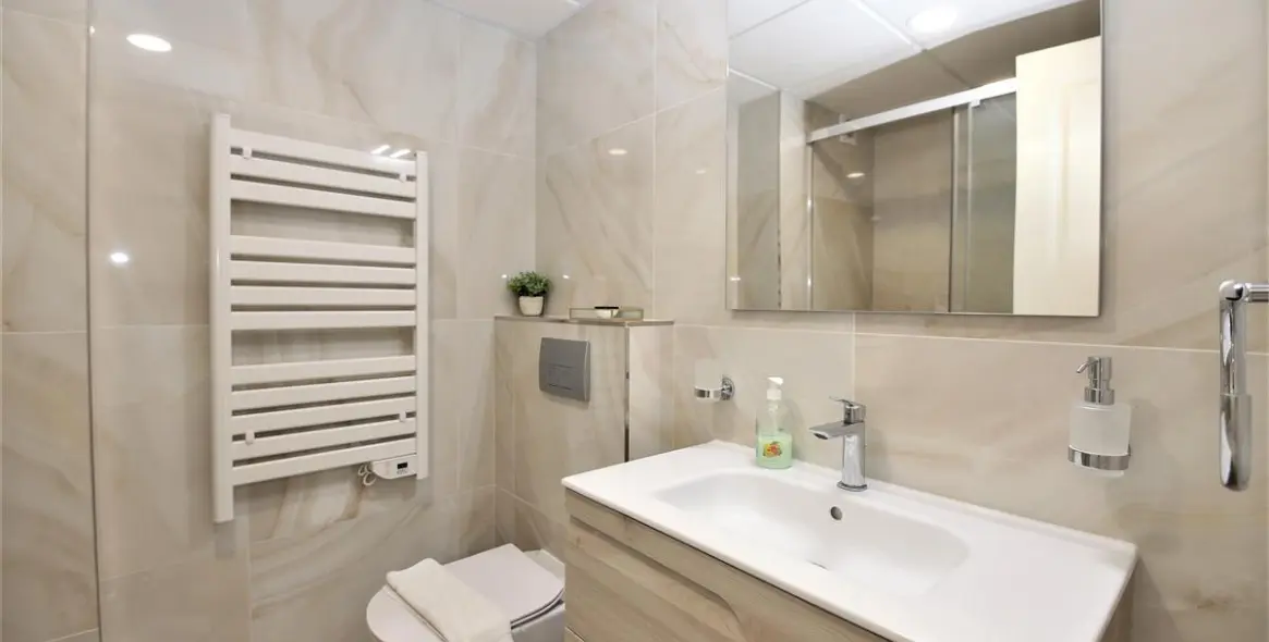 Short-term rent of middle floor apartment in Estepona 12