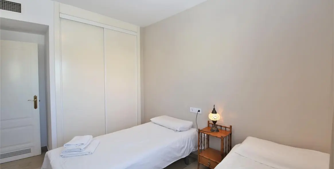 Short-term rent of middle floor apartment in Estepona 13