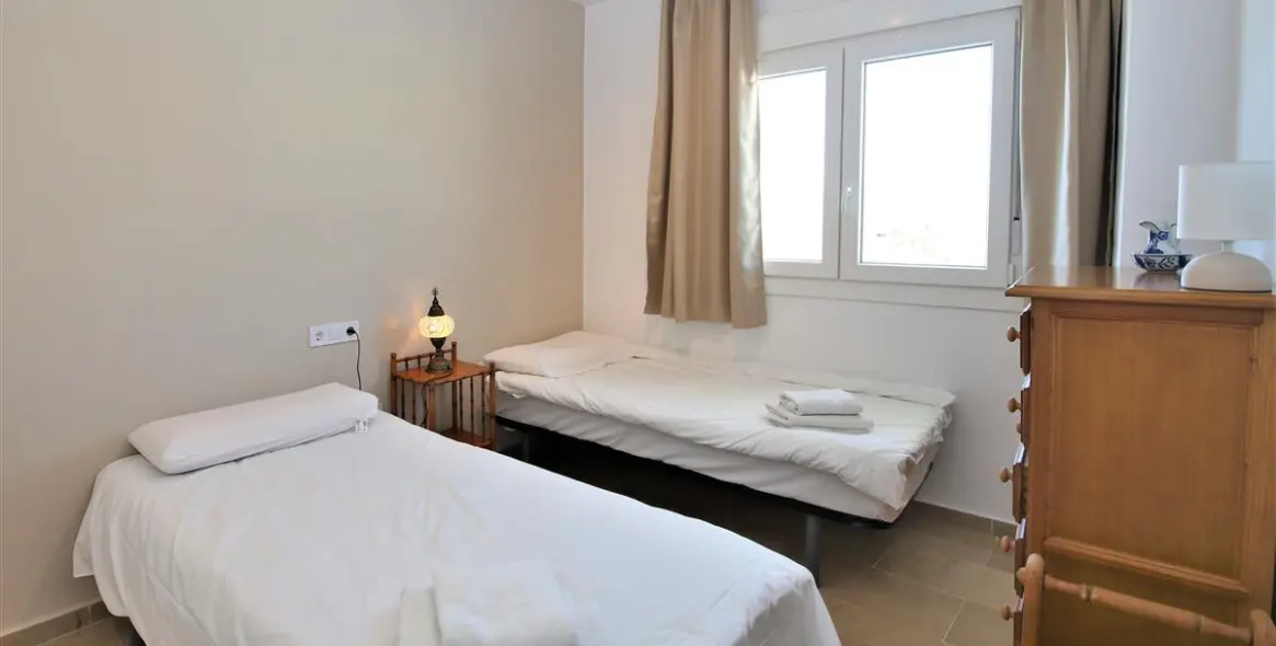 Short-term rent of middle floor apartment in Estepona 20