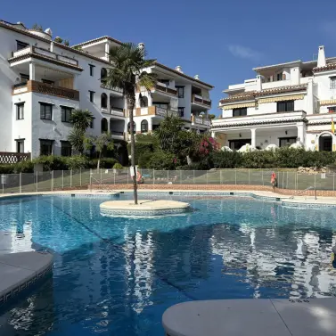 Продажа апартаментов на среднем этаже в Calahonda