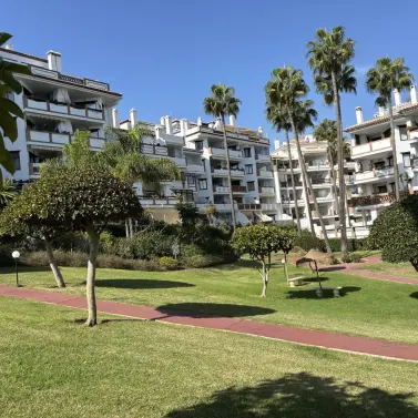 Продажа апартаментов на среднем этаже в Calahonda