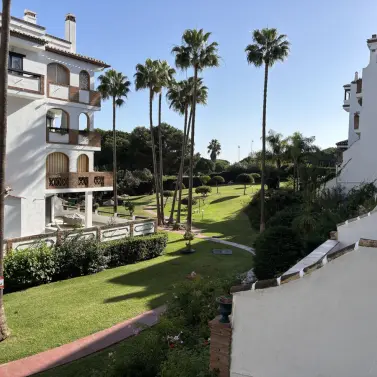 Продажа апартаментов на среднем этаже в Calahonda