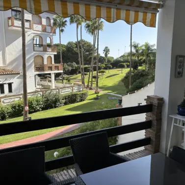 Продажа апартаментов на среднем этаже в Calahonda