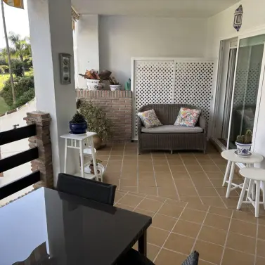 Продажа апартаментов на среднем этаже в Calahonda