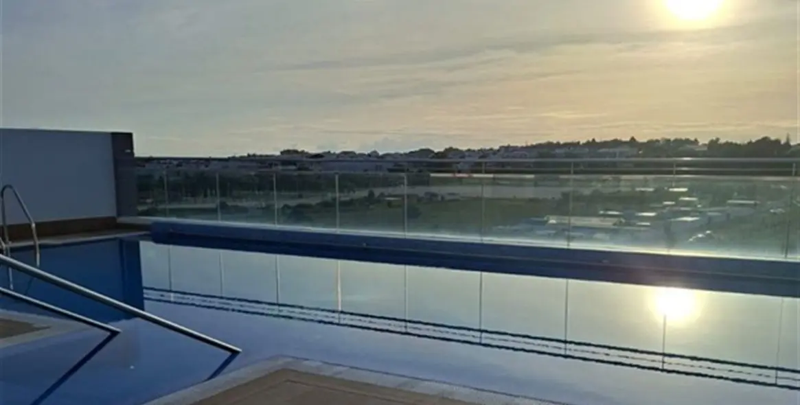 Venta de apartamento en planta media en Nueva Andalucía 1