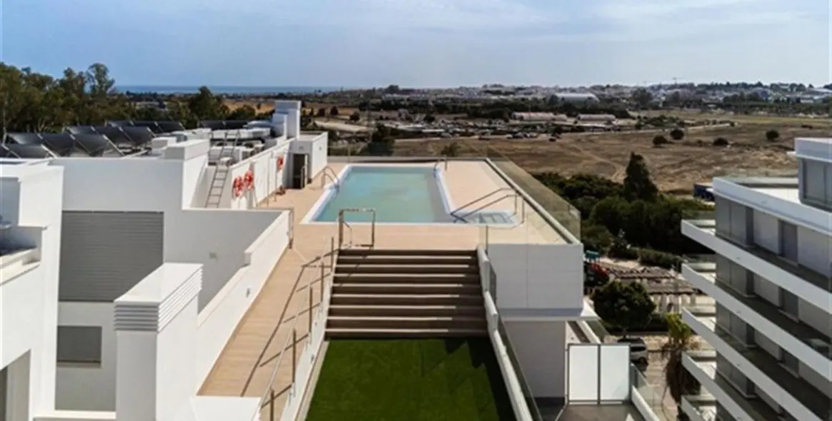 Venta de apartamento en planta media en Nueva Andalucía 3
