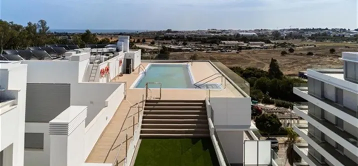 Sale of middle floor apartment in Nueva Andalucía 2