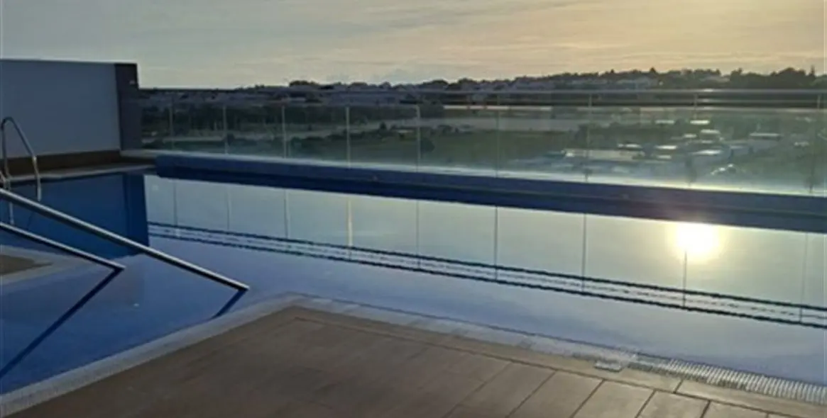 Venta de apartamento en planta media en Nueva Andalucía 18