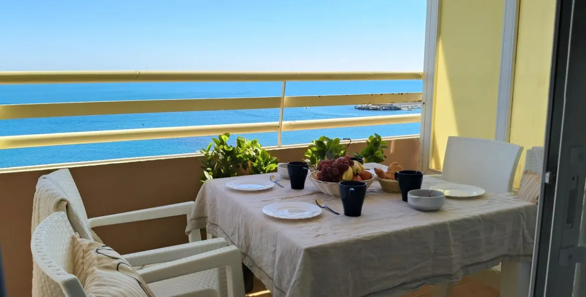 Sale of middle floor apartment in Fuengirola 1