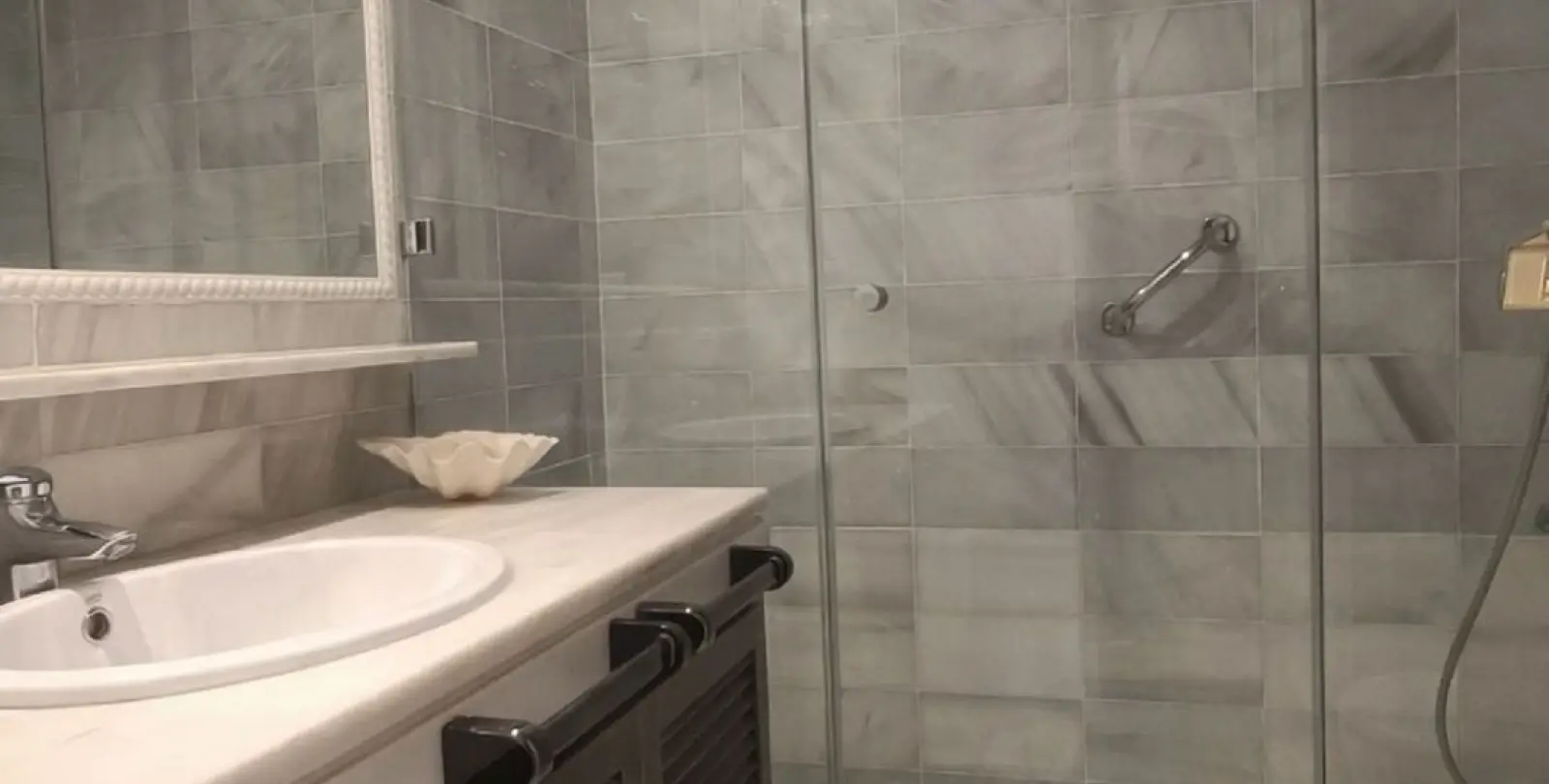 Sale of middle floor apartment in Puerto Banús 21
