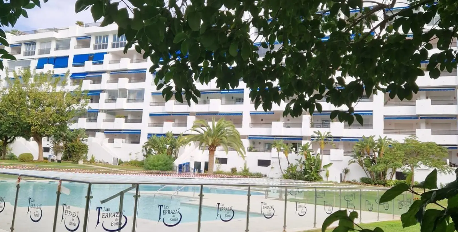 Sale of middle floor apartment in Puerto Banús 27