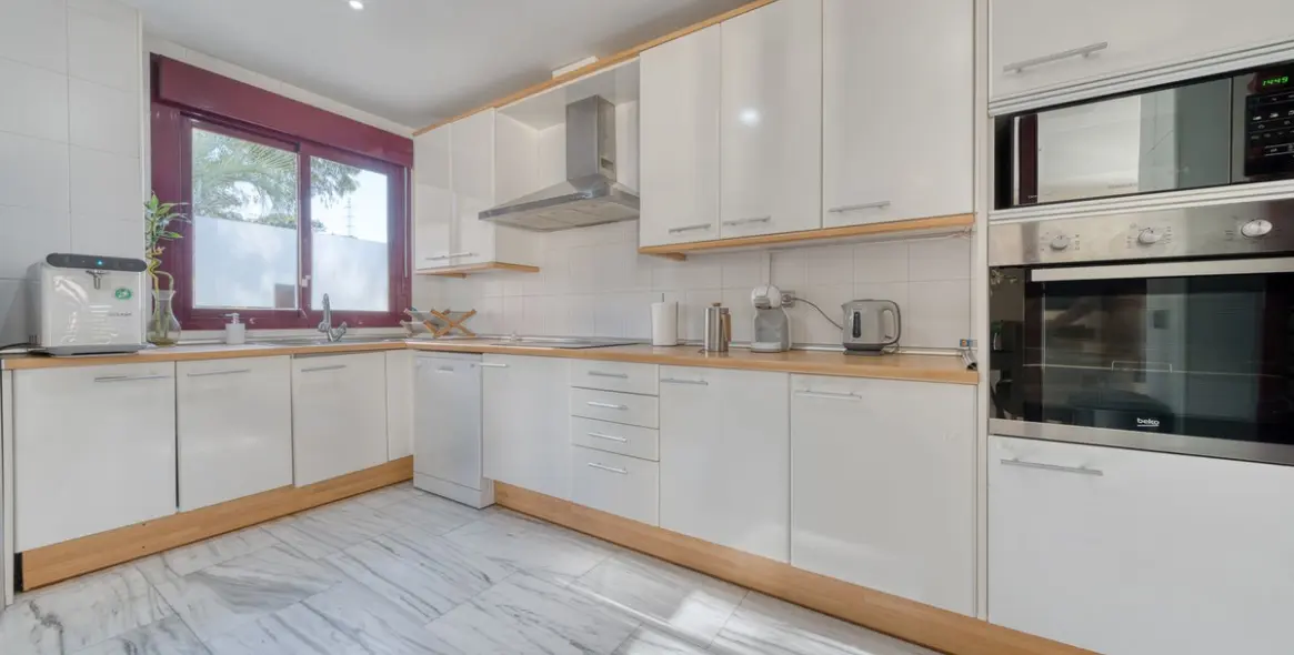 Продажа  отдельно стоящей виллы в Los Flamingos 8