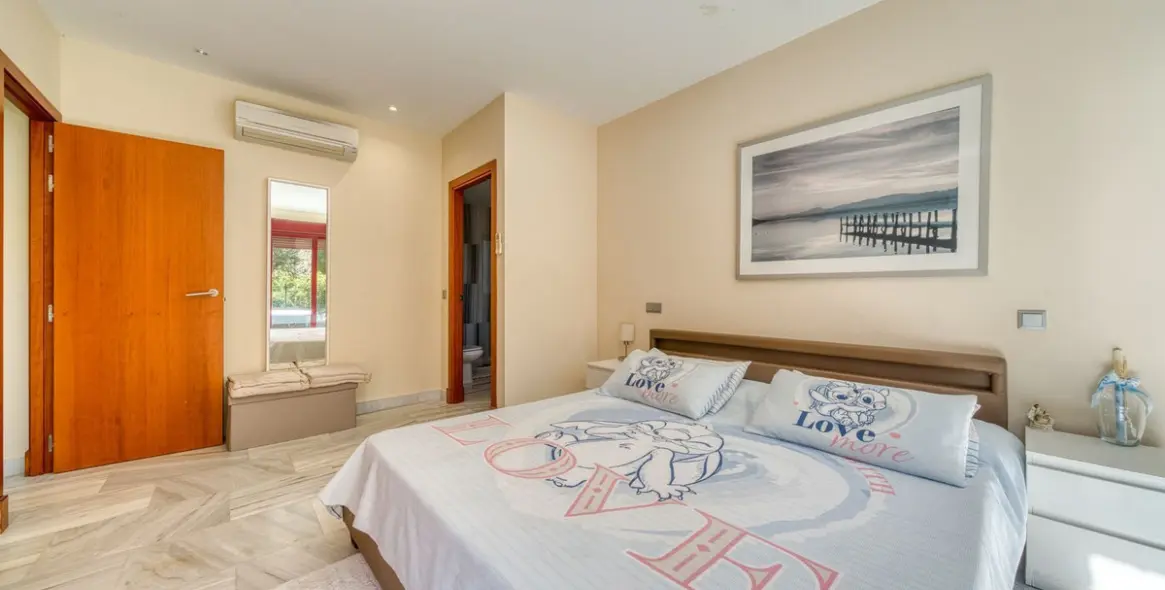 Продажа  отдельно стоящей виллы в Los Flamingos 18