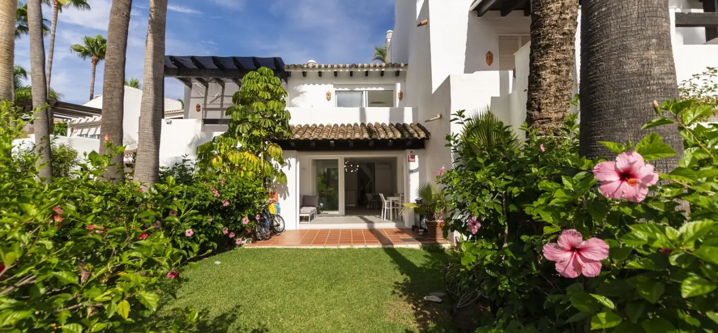 Sale of townhouse in New Golden Mile 1