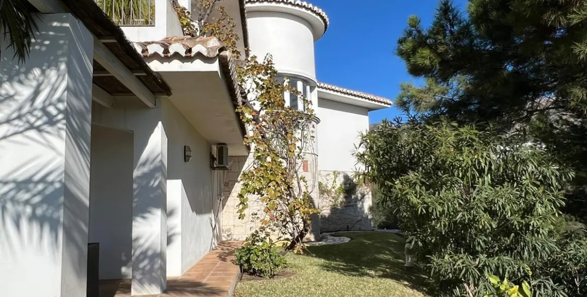 Продажа  отдельно стоящей виллы в Mijas 10