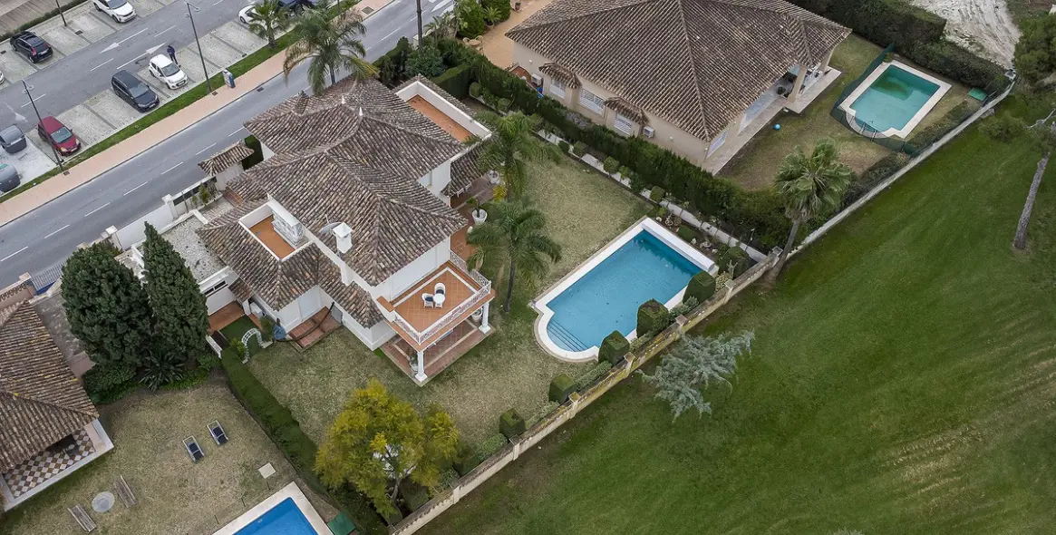 Продажа  отдельно стоящей виллы в Guadalmina Alta 27