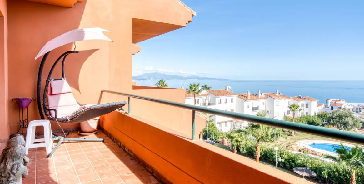 Sale of penthouse duplex in La Duquesa 5