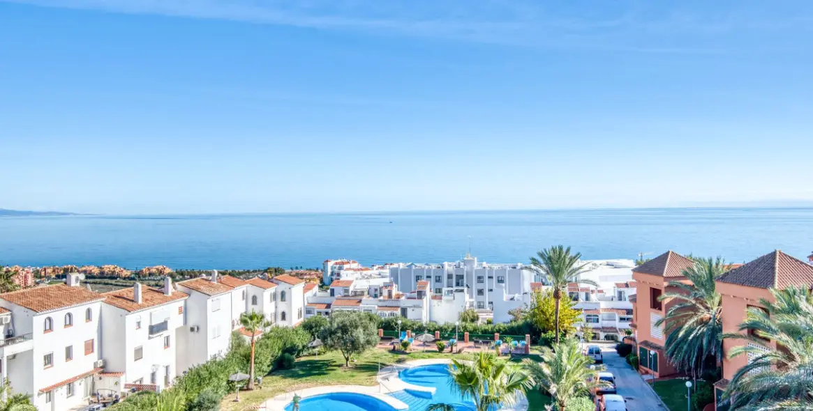 Sale of penthouse duplex in La Duquesa 9