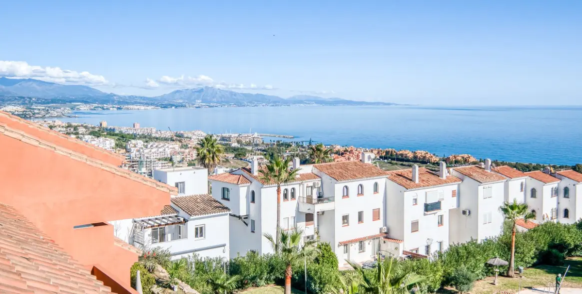 Sale of penthouse duplex in La Duquesa 10