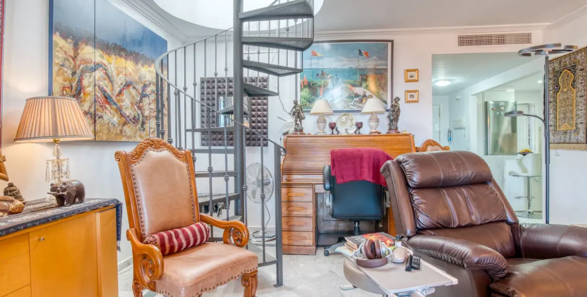 Sale of penthouse duplex in La Duquesa 17