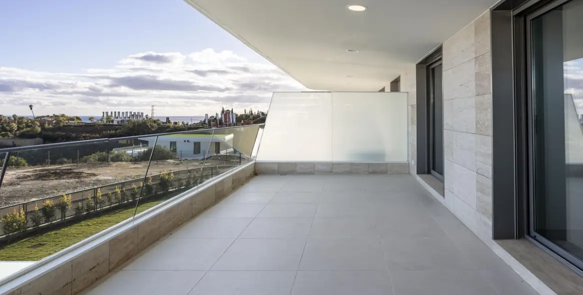 Sale of middle floor apartment in Estepona 2