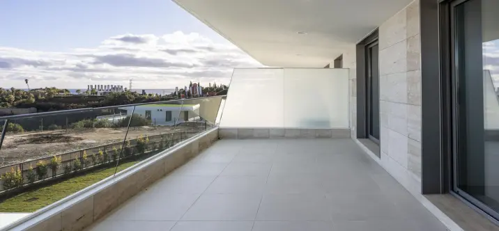 Venta de apartamento en planta media en Estepona 1