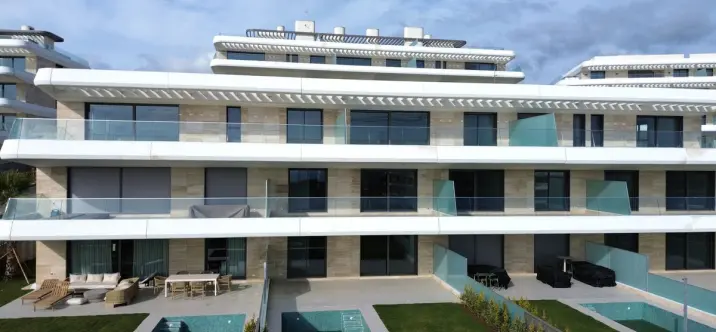 Venta de apartamento en planta media en Estepona 2