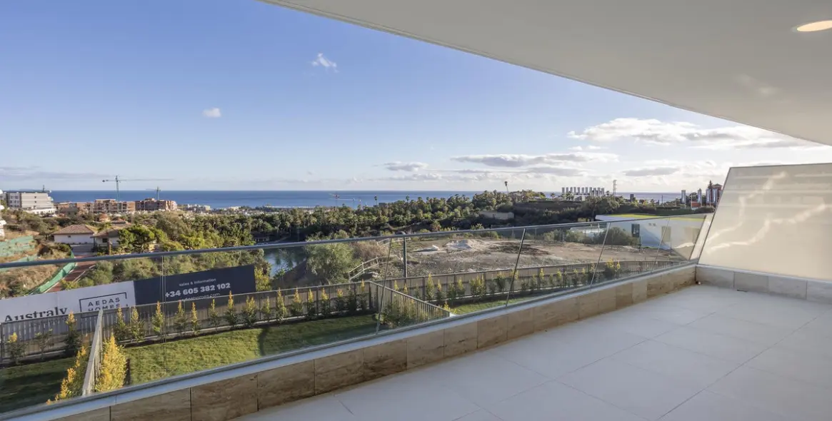 Venta de apartamento en planta media en Estepona 1