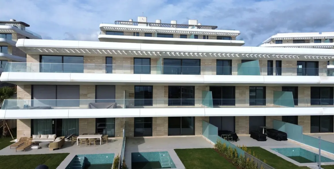 Venta de apartamento en planta media en Estepona 3