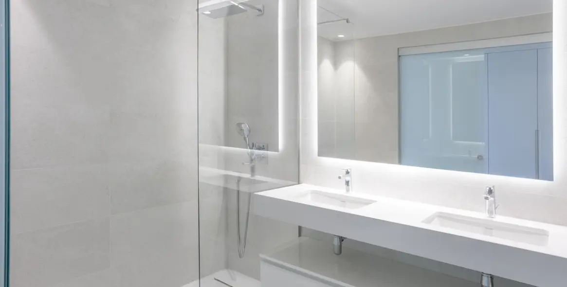 Venta de apartamento en planta media en Estepona 13