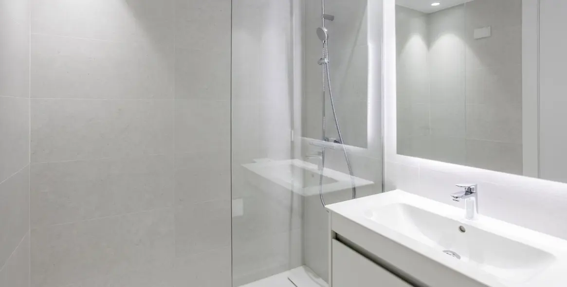 Venta de apartamento en planta media en Estepona 16