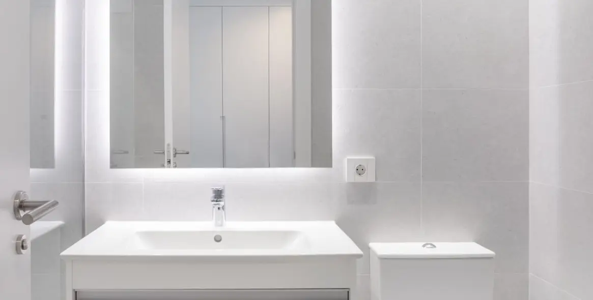 Venta de apartamento en planta media en Estepona 17