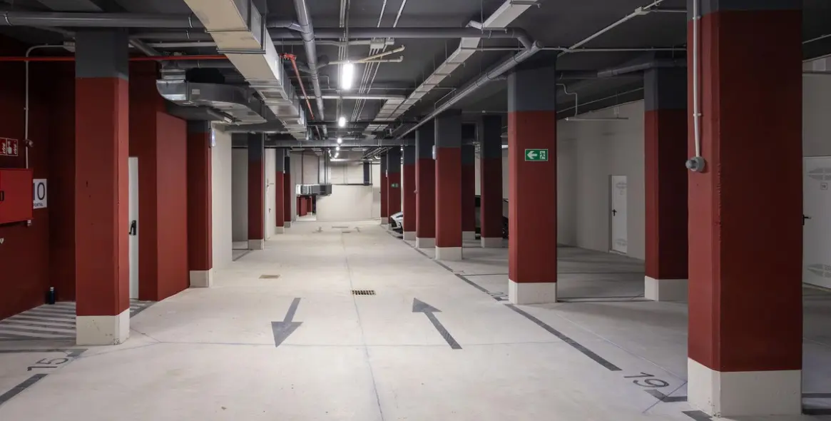 Venta de apartamento en planta media en Estepona 18