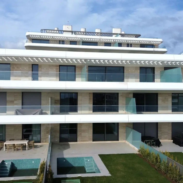 Sale of middle floor apartment in Estepona