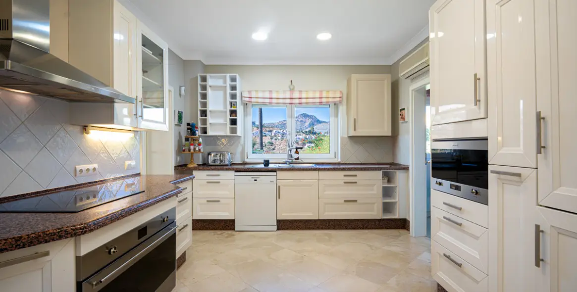 Long-term rent of detached villa in Estepona 4