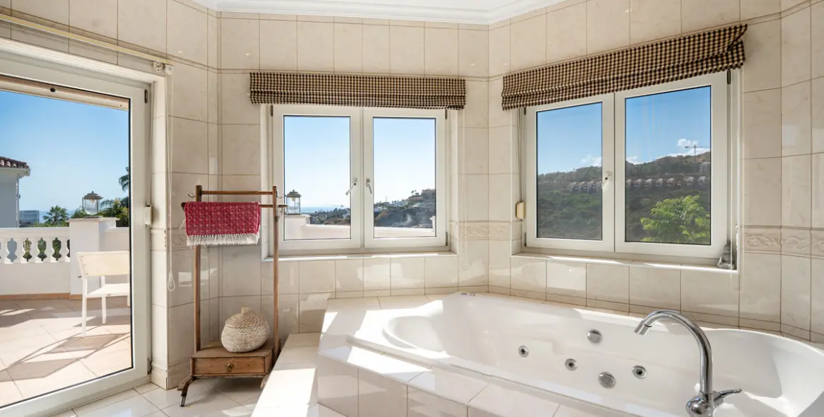 Long-term rent of detached villa in Estepona 18