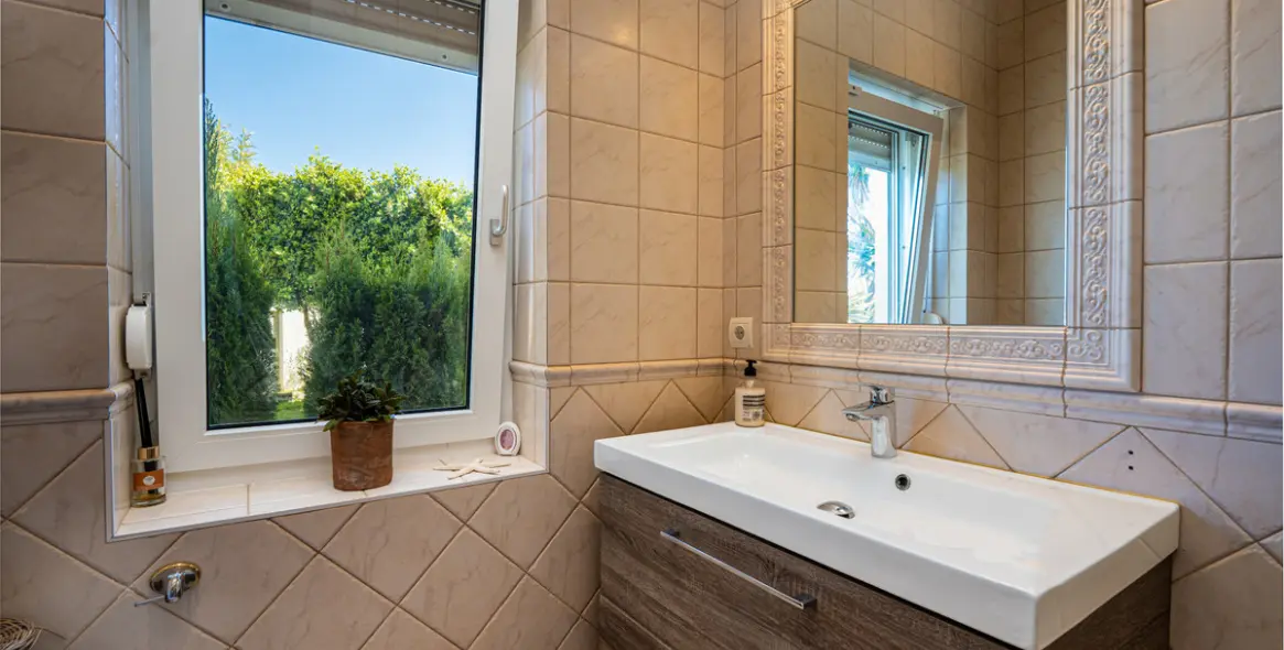 Long-term rent of detached villa in Estepona 20