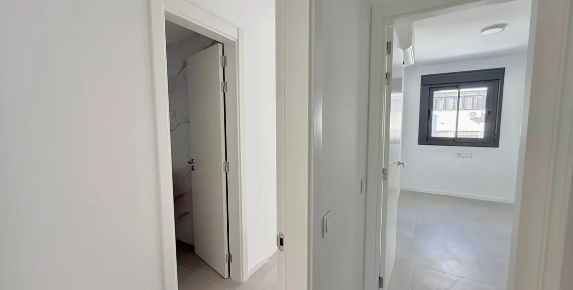 Sale of middle floor apartment in Fuengirola 10