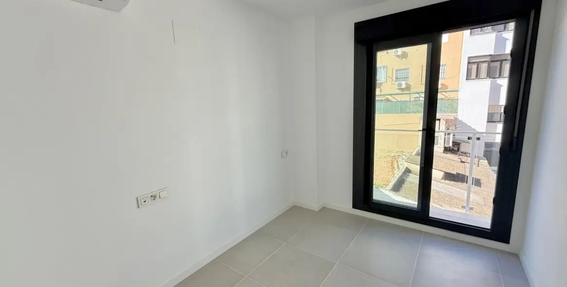 Sale of middle floor apartment in Fuengirola 12