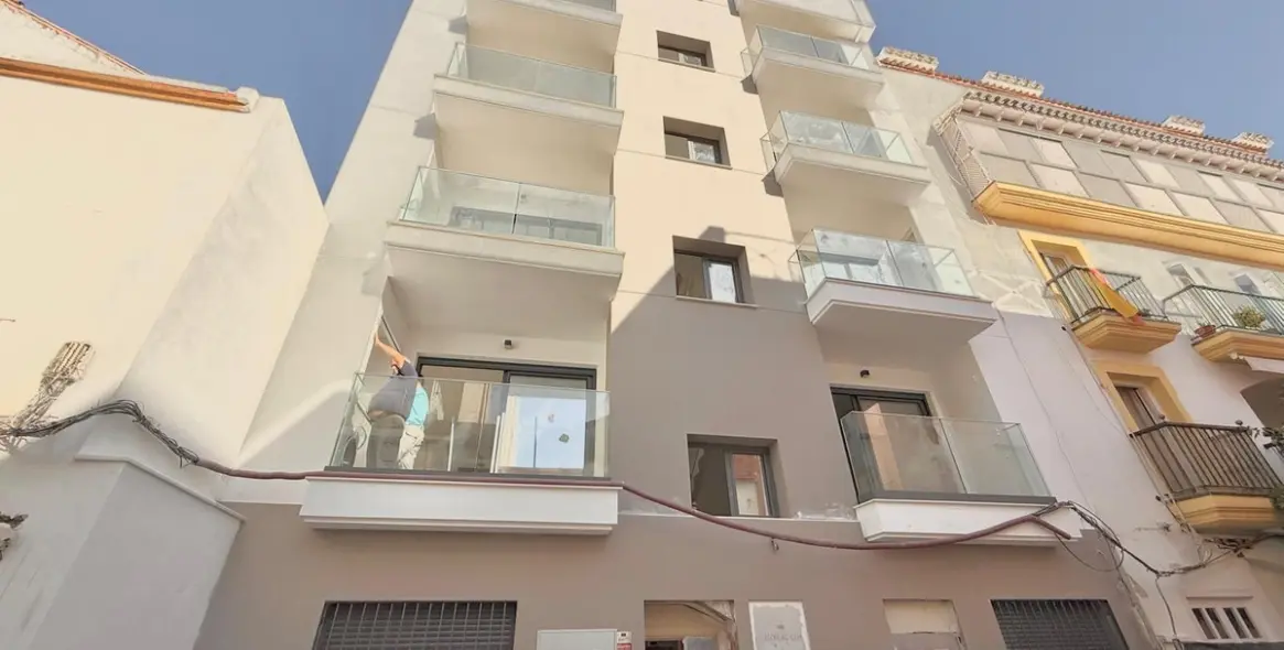 Sale of middle floor apartment in Fuengirola 15