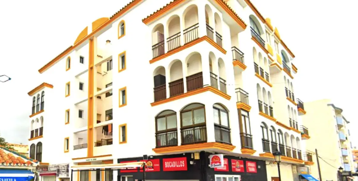 Sale of middle floor apartment in San Luis de Sabinillas 1